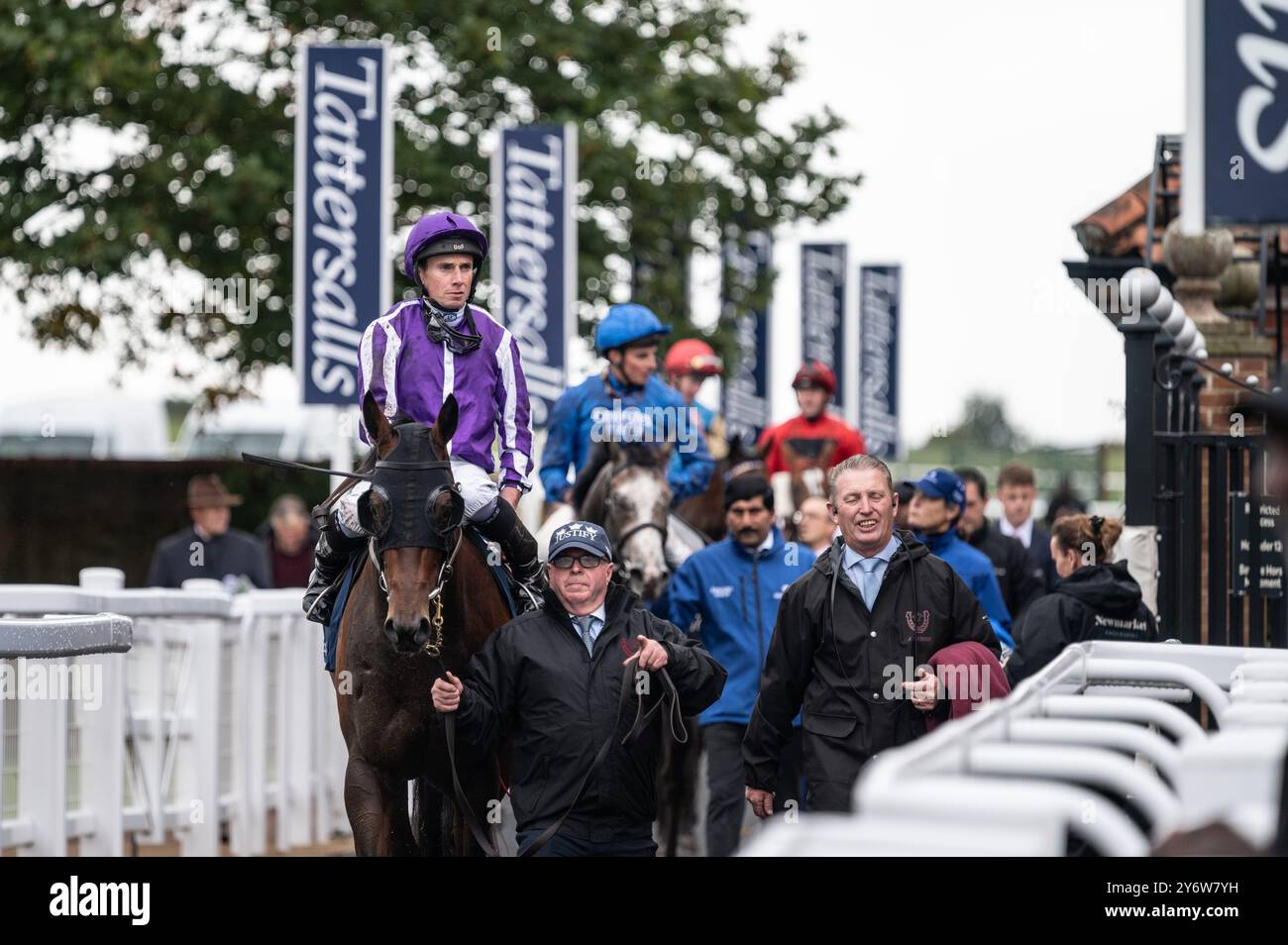 Newmarket, Großbritannien. September 2024. Jockeys auf dem Weg zurück zum Siegergehege nach dem Rennen. Das Cambridgeshire Meeting findet an drei Tagen auf den Newmarket Racecourses statt und ist eines der wichtigsten Veranstaltungen der Herbstsaison. (Foto: David Tramontan/SOPA Images/SIPA USA) Credit: SIPA USA/Alamy Live News Stockfoto