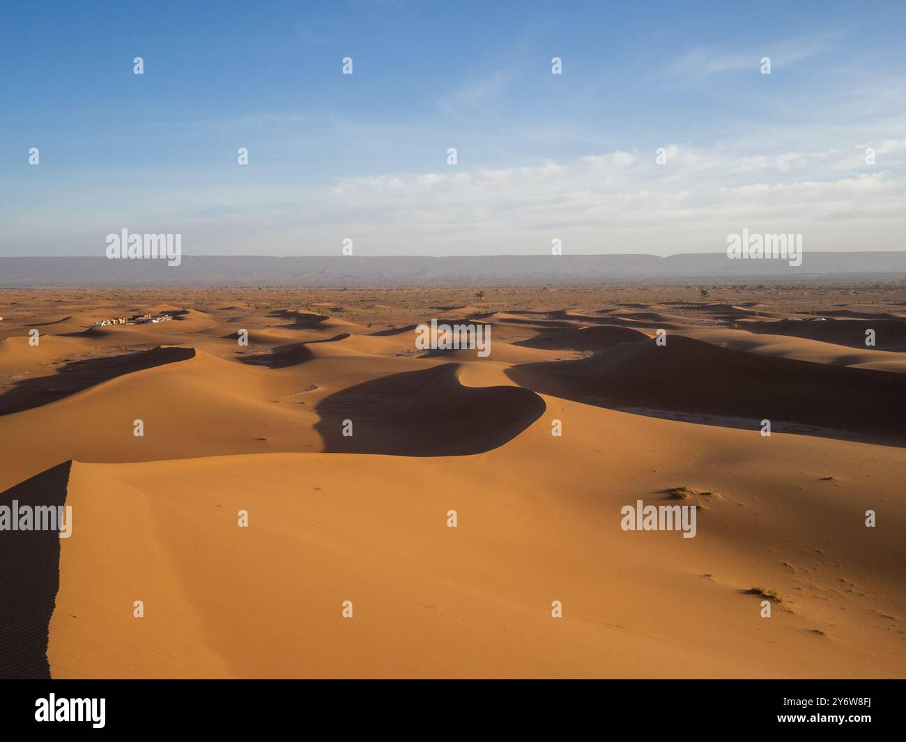 ERG Chegaga Sanddünen mit dem Antiatlasgebirge am Horizont, Marokko Stockfoto