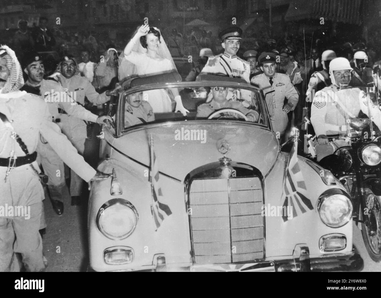 KÖNIG HUSSEIN FÄHRT MIT SEINER FRAU TONI GARDINER AM 26. MAI 1961 IN JORDANIEN IM ROYAL CAR Stockfoto