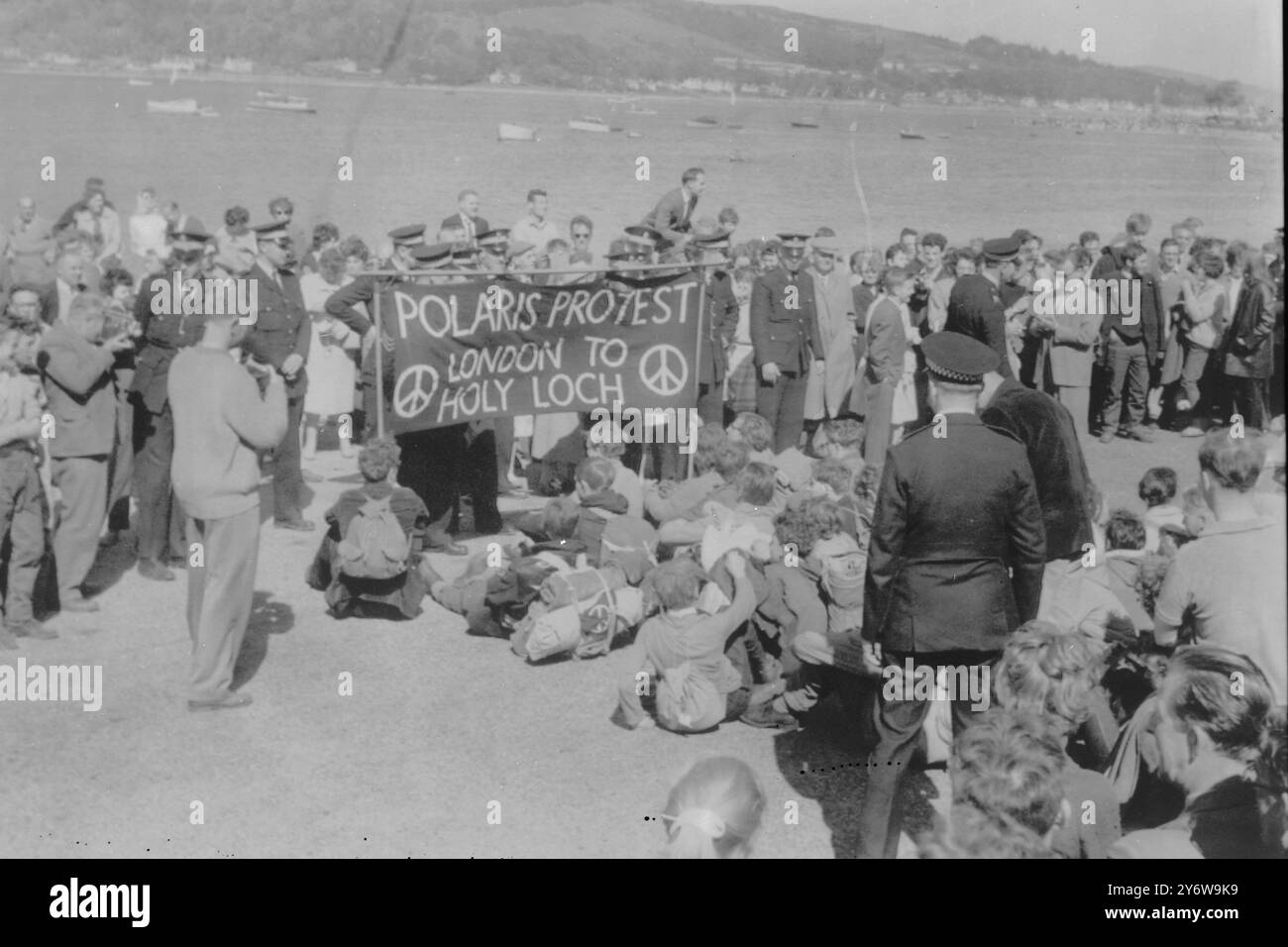 DEMONSTRATION ANTI POLARIS ARDNADAM PIER VERSUCH KLETTERN ANKERKETTE 21. MAI 1961 Stockfoto