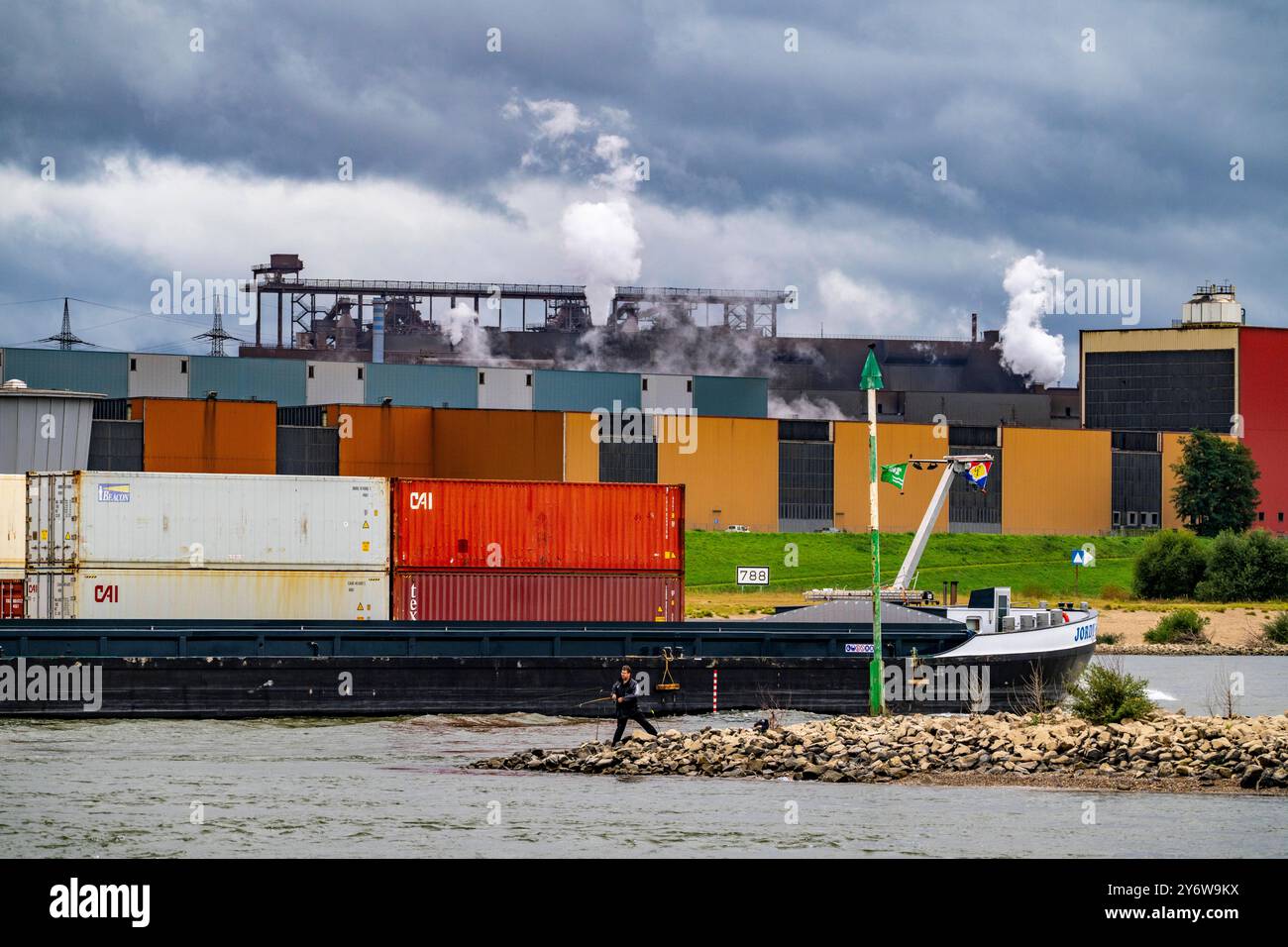 ThyssenKrupp Steel Stahlwerk Duisburg-Bruckhausen, thyssenkrupp Steel Europe AG, Warmbandwerk II Rhein, Frachtschiff Duisburg, NRW, Deutschland ThyssenKrupp Stahlwerk *** thyssenkrupp Stahlwerk Duisburg Bruckhausen, thyssenkrupp Steel Europe AG, Warmbandwerk II Rhein, Frachtschiff Duisburg, NRW, Deutschland thyssenkrupp Stahlwerk Stockfoto