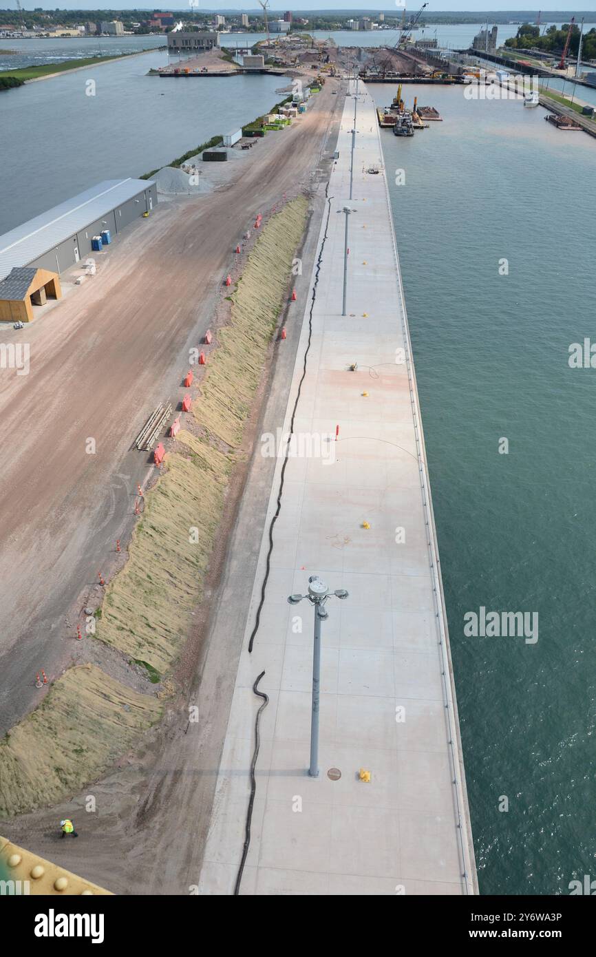 U.S. Army Corps of Engineers, New Lock at the Soo Projekt in Sault Ste. Marie, Michigan, schloss am 17. September den Vertrag für Phase 2 (Upstream Approach Walls) im Wesentlichen ab. Die Arbeiten in Phase 2 konzentrierten sich auf die Sanierung der vorgelagerten Anflugmauern, um die Schiffe in die neue Schleuse zu führen und die Schiffe an der Mauer zu verankern. Die alten Zugangsmauern im nördlichen Kanal waren im selben Alter wie die Sabin und Davis Locks, über 100 Jahre alt. Stockfoto