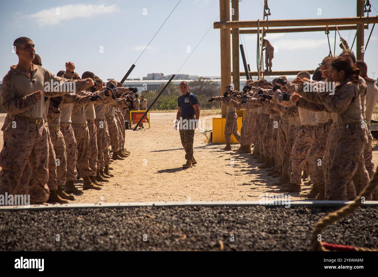 Ein Ausbilder des U.S. Marine Corps bei der India Company, 3rd Recruit Training Battalion, beobachtet Rekruten, die Martial Arts Program Techniques des Marine Corps ausführen, während eines Confidence Courses im Marine Corps Recruit Depot San Diego, Kalifornien, 29. August 2024. Der Confidence-Kurs forderte Rekruten körperlich und geistig durch Hindernisse heraus, die Vertrauen in ihre Stärke, Balance und Entschlossenheit erfordern. (Foto des U.S. Marine Corps von CPL. Elliott A. Flood-Johnson) Stockfoto
