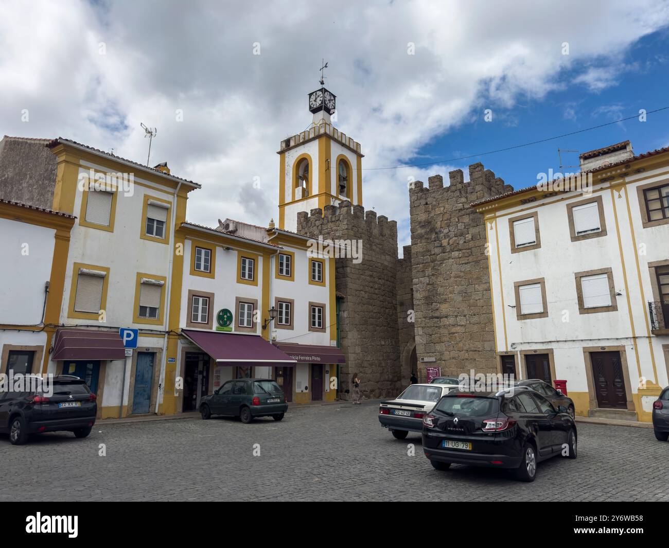 Nisa, Portugal - 30. Juni 2024: Blick auf einen Platz im traditionellen Dorf Nisa in Alentejo, Portugal Stockfoto
