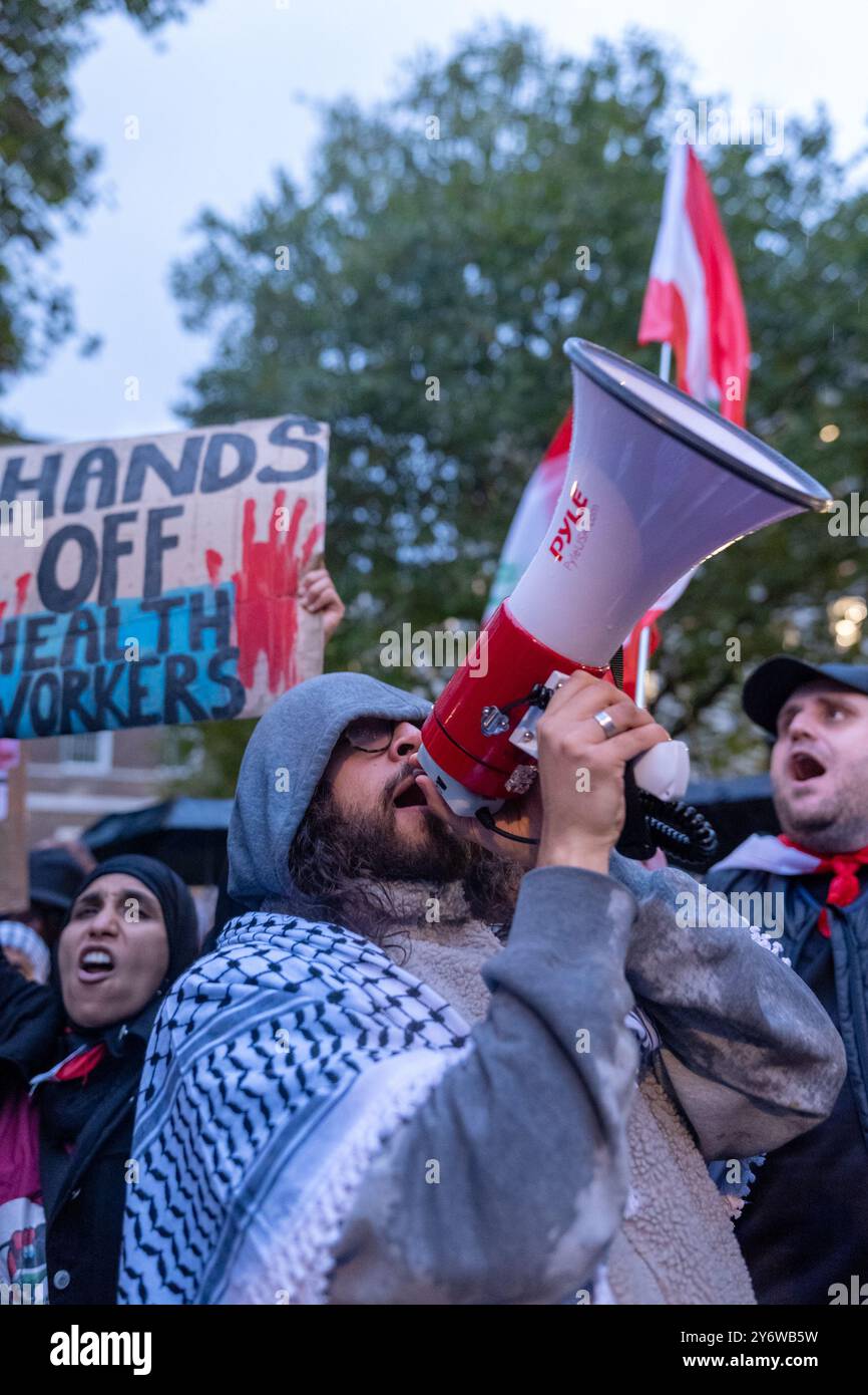 London, Großbritannien. SEPTEMBER 2024. Als Netanjahu den 21-tägigen Waffenstillstand im Libanon ablehnt, versammelten sich Demonstranten vor der Downing Street und forderten, dass Großbritannien entschlossenere Maßnahmen ergreift, um einen Waffenstillstand sowohl im Libanon als auch im Gazastreifen herbeizuführen. Aubrey Fagon/Alamy Live News Stockfoto