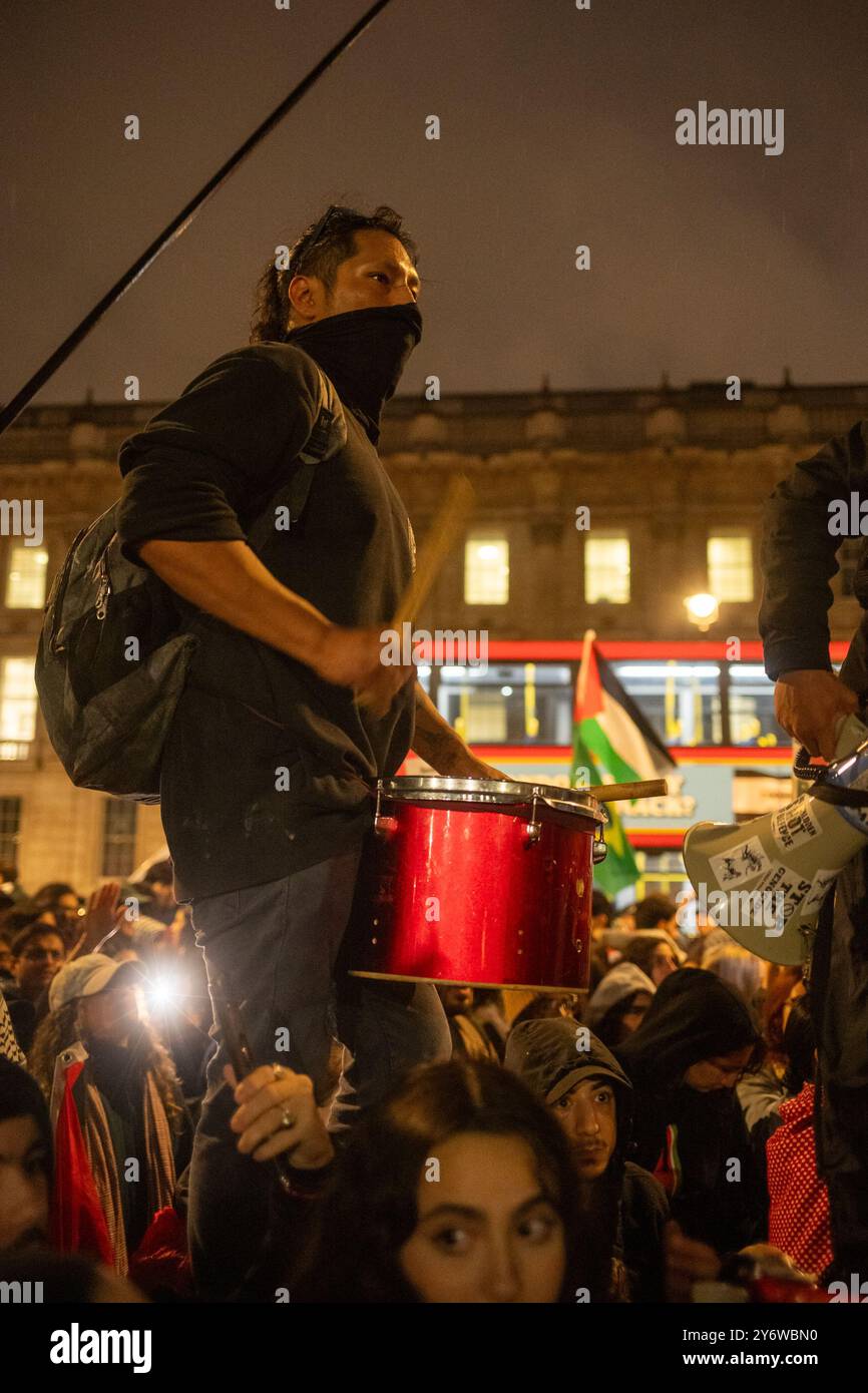 London, Großbritannien. SEPTEMBER 2024. Als Netanjahu den 21-tägigen Waffenstillstand im Libanon ablehnt, versammelten sich Demonstranten vor der Downing Street und forderten, dass Großbritannien entschlossenere Maßnahmen ergreift, um einen Waffenstillstand sowohl im Libanon als auch im Gazastreifen herbeizuführen. Aubrey Fagon/Alamy Live News Stockfoto