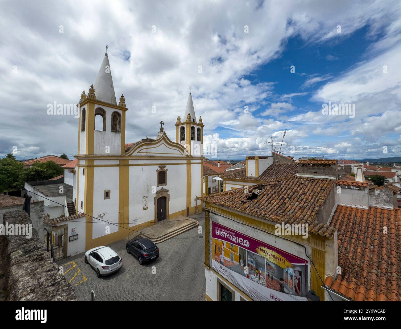 Nisa, Portugal - 30. Juni 2024: Blick auf eine Kirche im traditionellen Dorf Nisa in Alentejo, Portugal Stockfoto