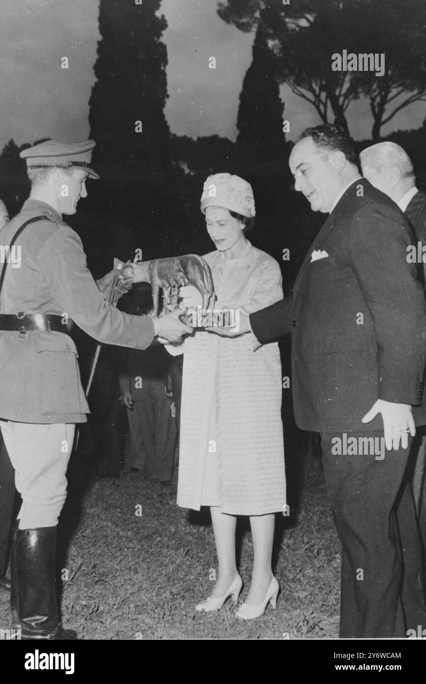 BÜRGERMEISTER URBANO GIOCCETT MIT KÖNIGIN ELISABETH II. IN ROM - TROPHÄE ROMAN WOLF / 3. MAI 1961 Stockfoto