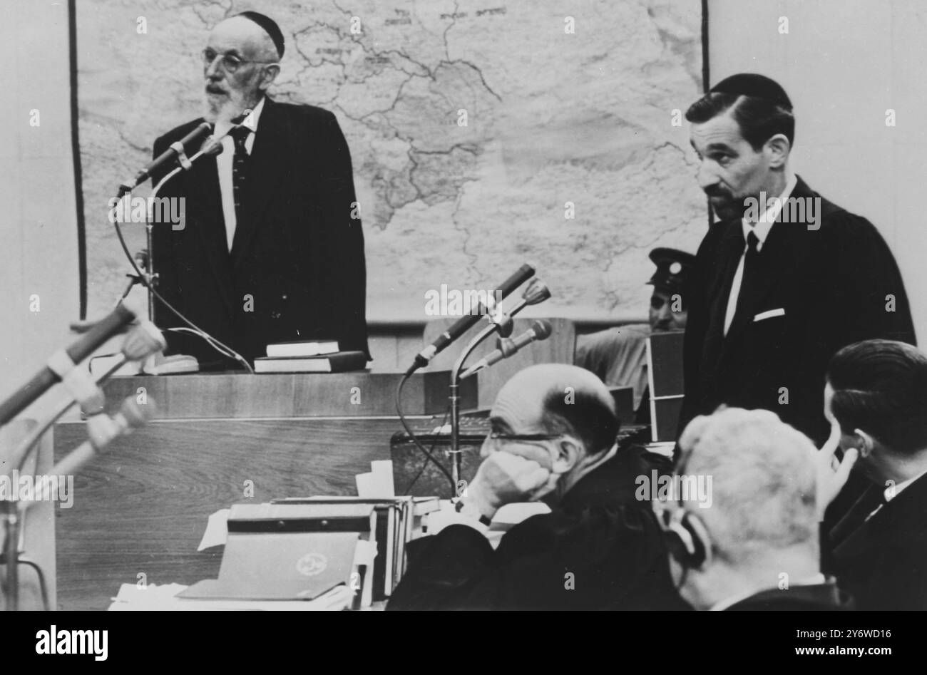RECHT & ORDNUNG GRYNZSPAN GIBT BEWEISE IM EICHMANN-PROZESS MIT ROBERT SERVATIUS IM HINTERGRUND 25. APRIL 1961 Stockfoto