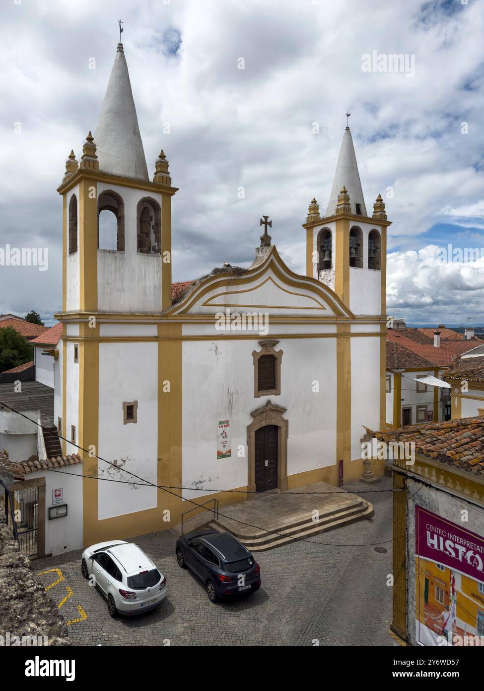 Nisa, Portugal - 30. Juni 2024: Blick auf eine Kirche im traditionellen Dorf Nisa in Alentejo, Portugal Stockfoto