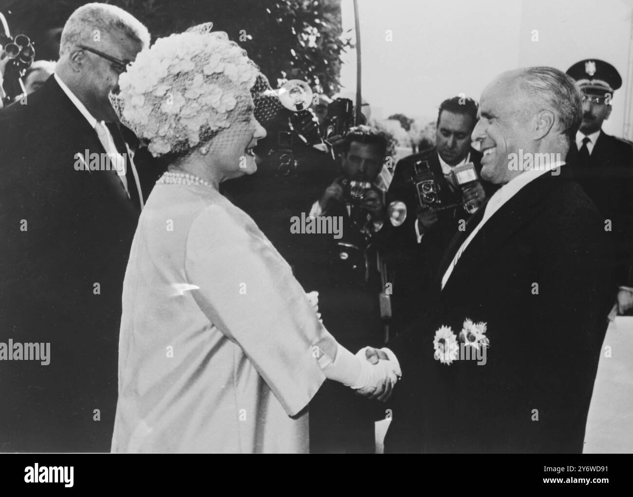 KÖNIGIN ELIZABETHIS WIRD AM 24. APRIL 1961 VON PRÄSIDENT BOURGUIBA IN TUNESIEN BEGRÜSST Stockfoto