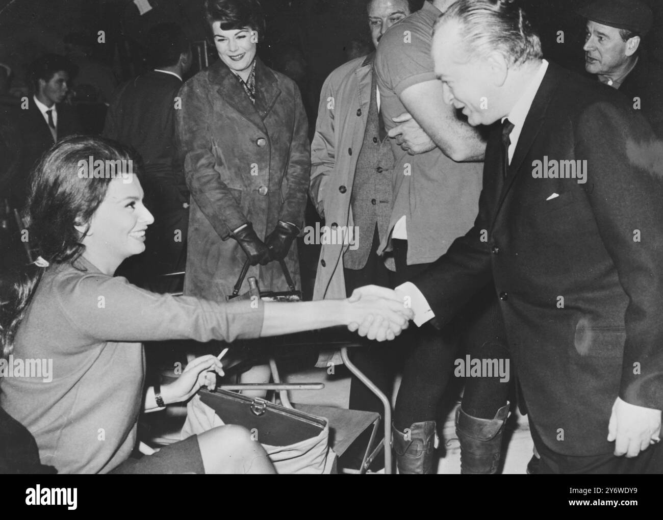 SCHAUSPIELERIN SOPHIA LOREN MIT PRODUZENT VON EL CID SAMUEL BRONSTON SHAKE HANDS / 18. APRIL 1961 Stockfoto