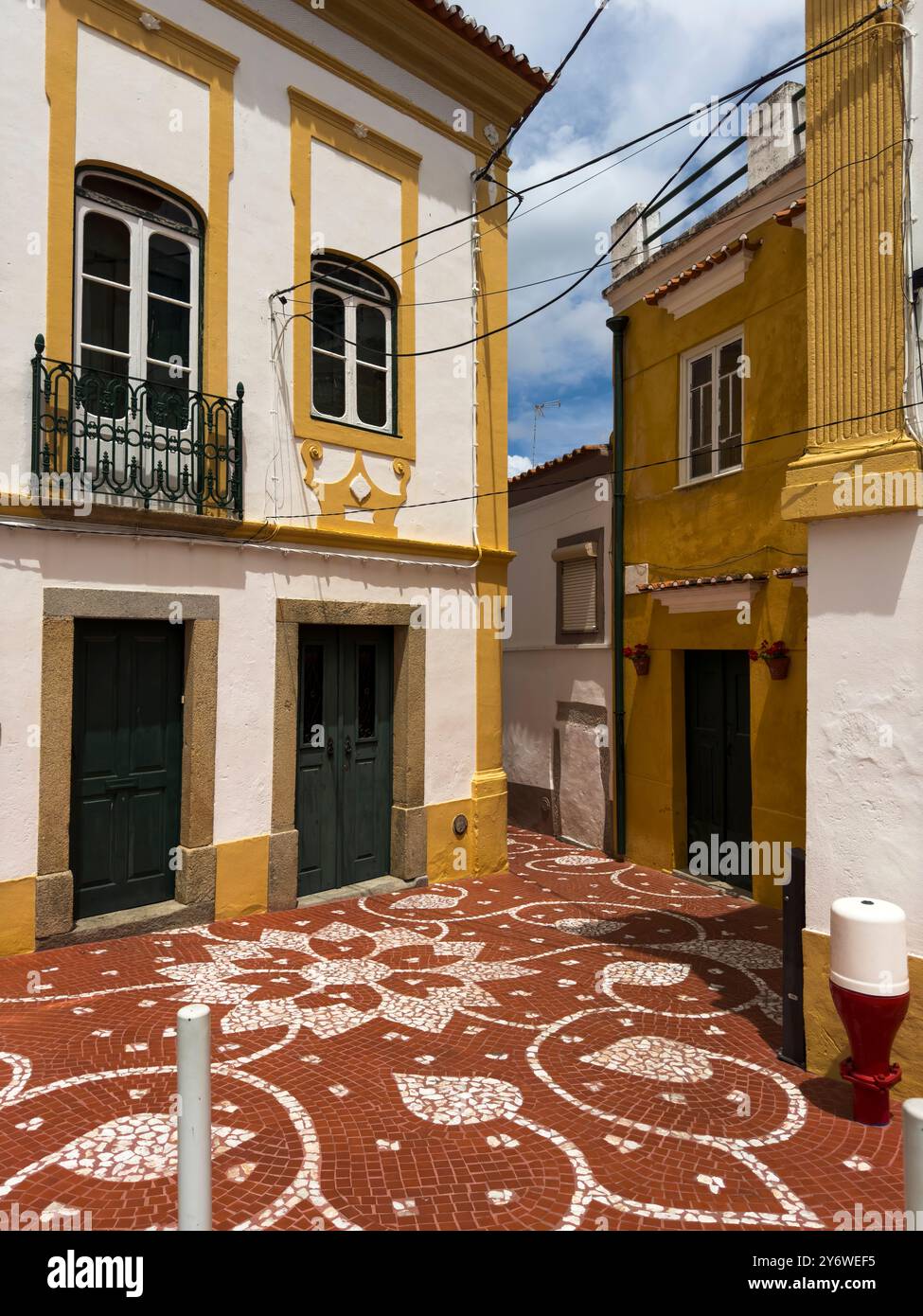 Blick auf eine wunderschöne Straße im historischen Teil des traditionellen Dorfes Nisa in Alentejo, Portugal Stockfoto
