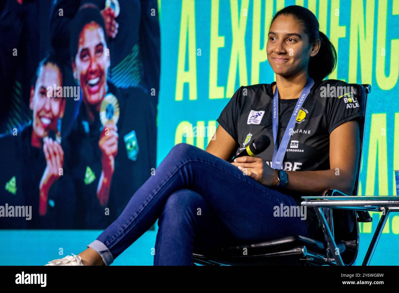 São PAULO, SP - 26.09.2024: COB EXPO - Athlete Ana Patrícia (Beachvolleyball) während der COB Expo Messe am Donnerstag (26). Die Veranstaltung bringt Athleten, ehemalige Athleten, Vereine, Unternehmen und Sportfans in einem einzigen Raum mit Vorträgen und Aktivierungen zusammen. Die Messe findet von Mittwoch (25) bis Sonntag (29) im Pro Magno Events Center in São Paulo, SP, statt. (Foto: Rodilei Morais/Fotoarena) Stockfoto
