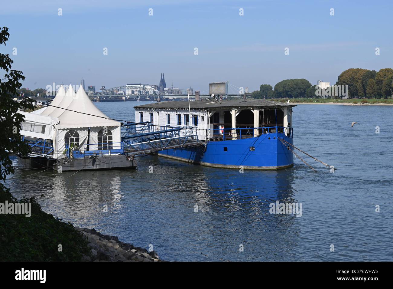 Hausboot am Rhein. Rhein Roxy, ein fest vor Anker liegendes Schiff und ist weit über Köln hinaus bekannt als schwimmende Eventlocation mit überdachtem Außenbereich und einem atemberaubenden Blick auf die Kölner Skyline. *** Hausboot auf dem Rhein Roxy, ein vor Anker liegendes Schiff, ist weit über Köln hinaus als schwimmende Eventlocation mit überdachtem Außenbereich und atemberaubendem Blick auf die Kölner Skyline bekannt Stockfoto