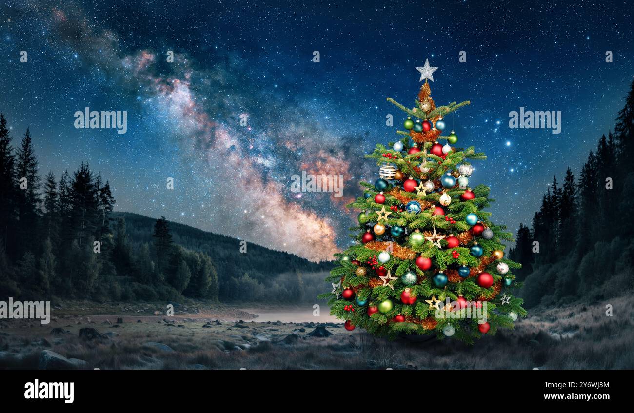 Geschmückter Weihnachtsbaum in der Natur unter dem Sternenhimmel. Ein Fantasy-Composite aus festlichen Ornamenten in einer traumhaften Landschaft mit der Milchstraße Stockfoto Geschmückter Weihnachtsbaum in der Natur unter dem Sternenhimmel. Ein Fantasy-Composite aus festlichen Ornamenten in einer traumhaften Landschaft mit der Milchstraße Stockfoto