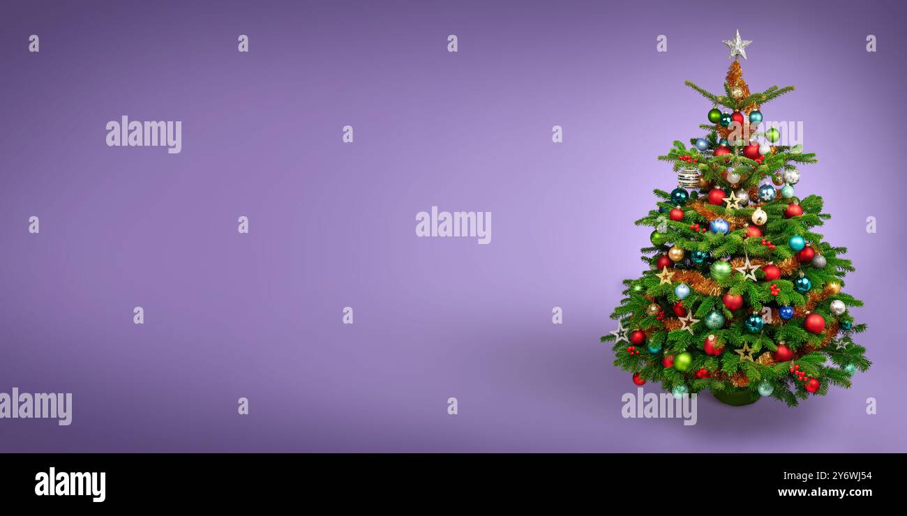 Wunderschön verzierter Weihnachtsbaum auf einem breiten, weichen lila Hintergrund. Ein elegantes, einfaches Design mit viel Platz für Ihre visuellen Elemente Stockfoto