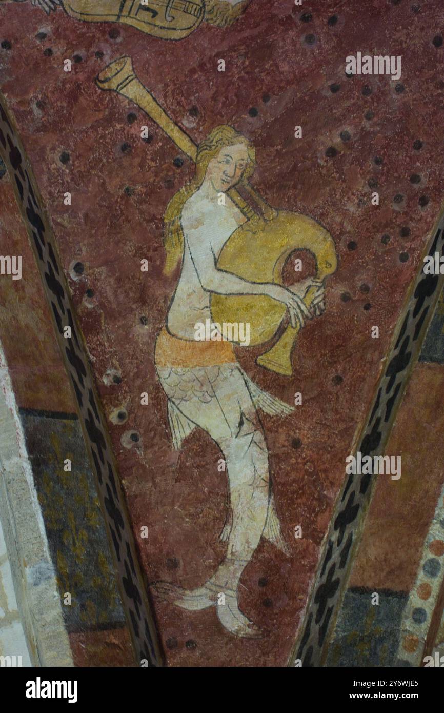 Mittelalterliche gemalte Meerjungfrauenfiguren in der Krypta der Kathedrale von Beauvais. Darstellung von Musikinstrumenten, Pfeife und tabor, Geige und Dudelsack Stockfoto