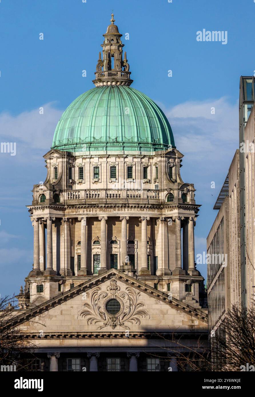Grüne Kupferkuppel mit gekrönter Laterne, Skyline des Belfast City Hall. Denkmalgeschütztes historisches Gebäude Belfast City Centre. Stockfoto
