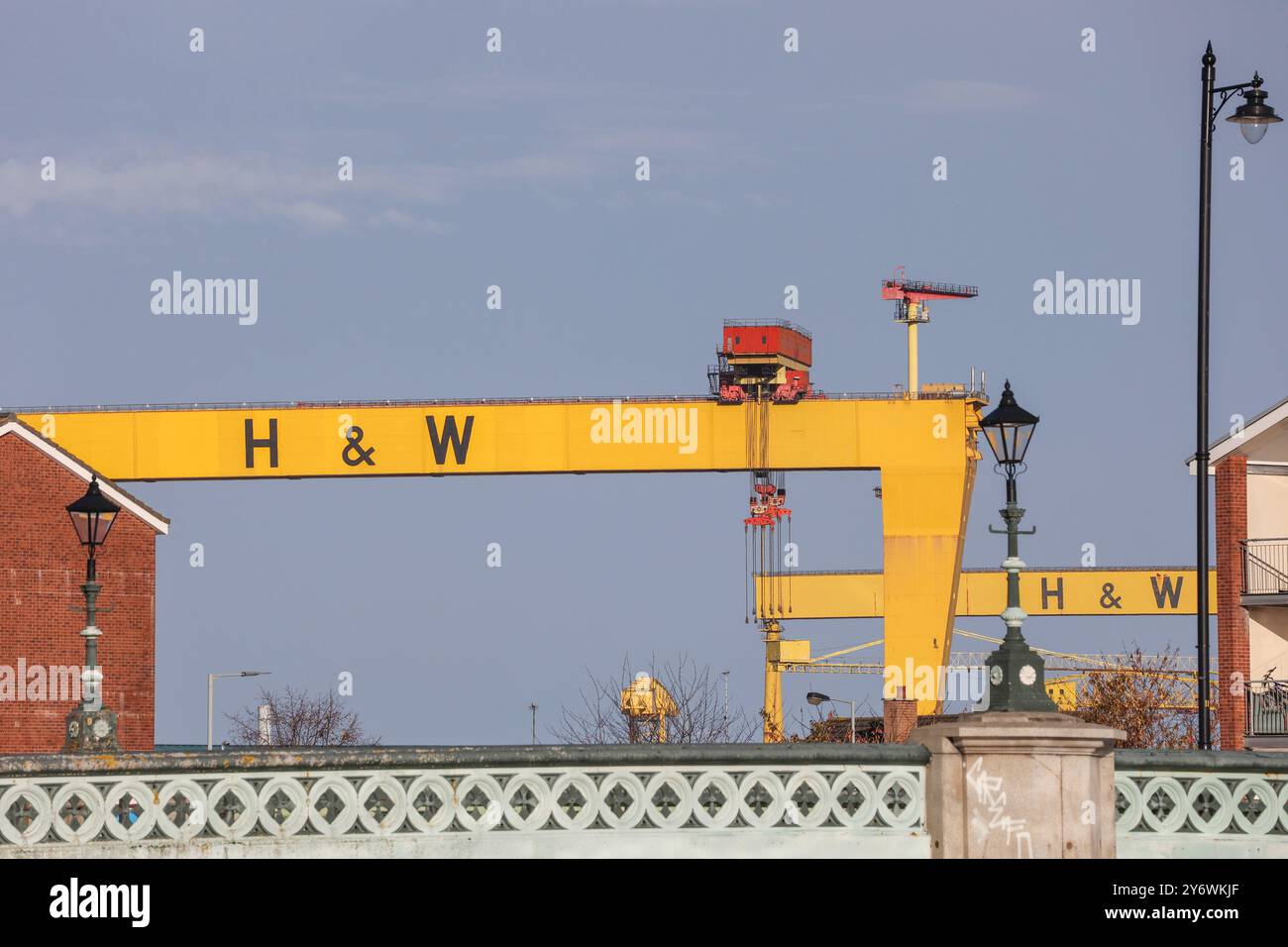 H & W Belfast ikonischer gelber industrieller Harland & Wolff Werftkrane sonniger Tag mit blauem Himmel Hintergrund. Stockfoto