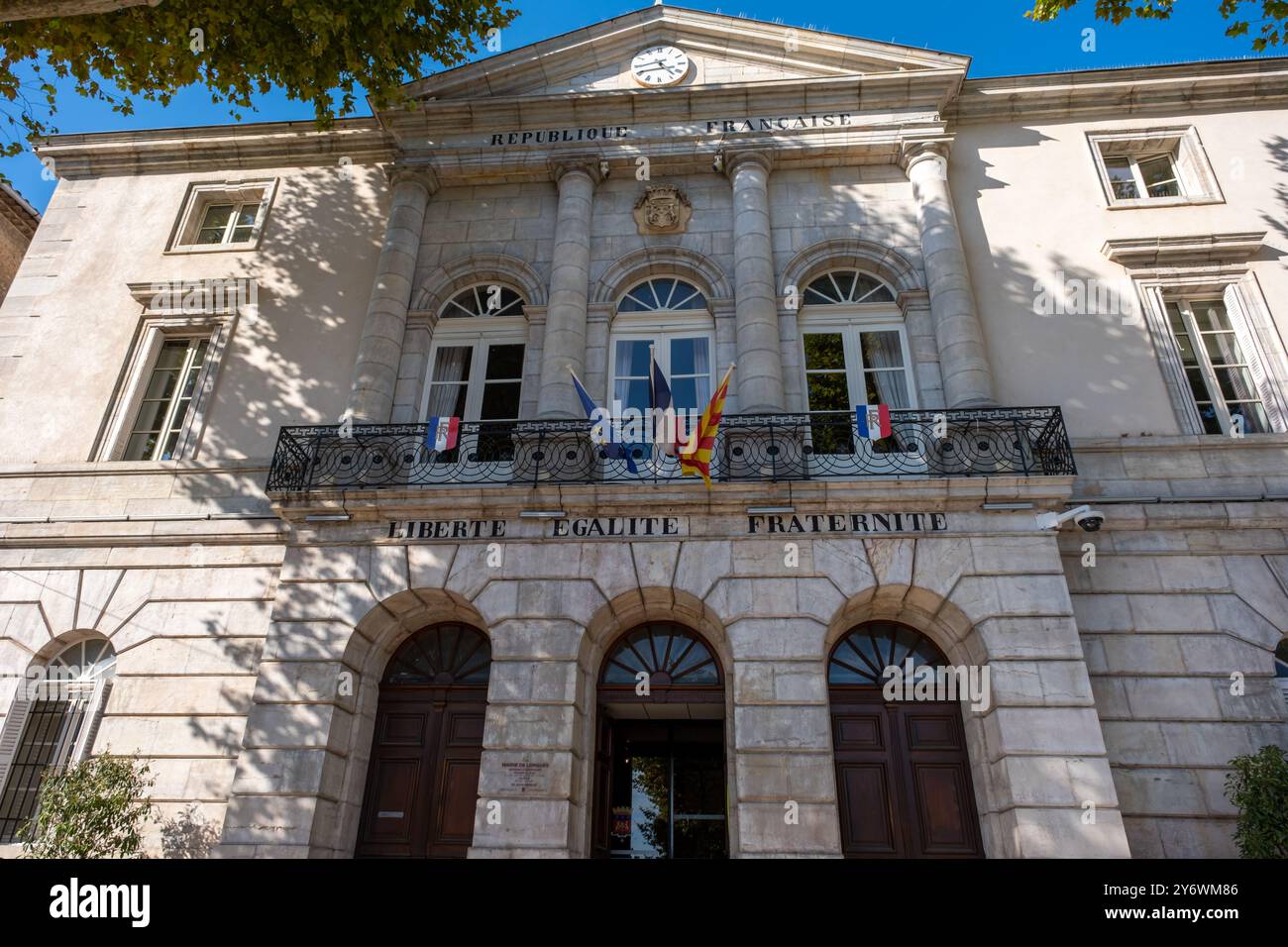 Fassade des Stadthauses 'Französische Republik' 'Liberty Equality Fraternity' im provenzalischen Dorf Stockfoto