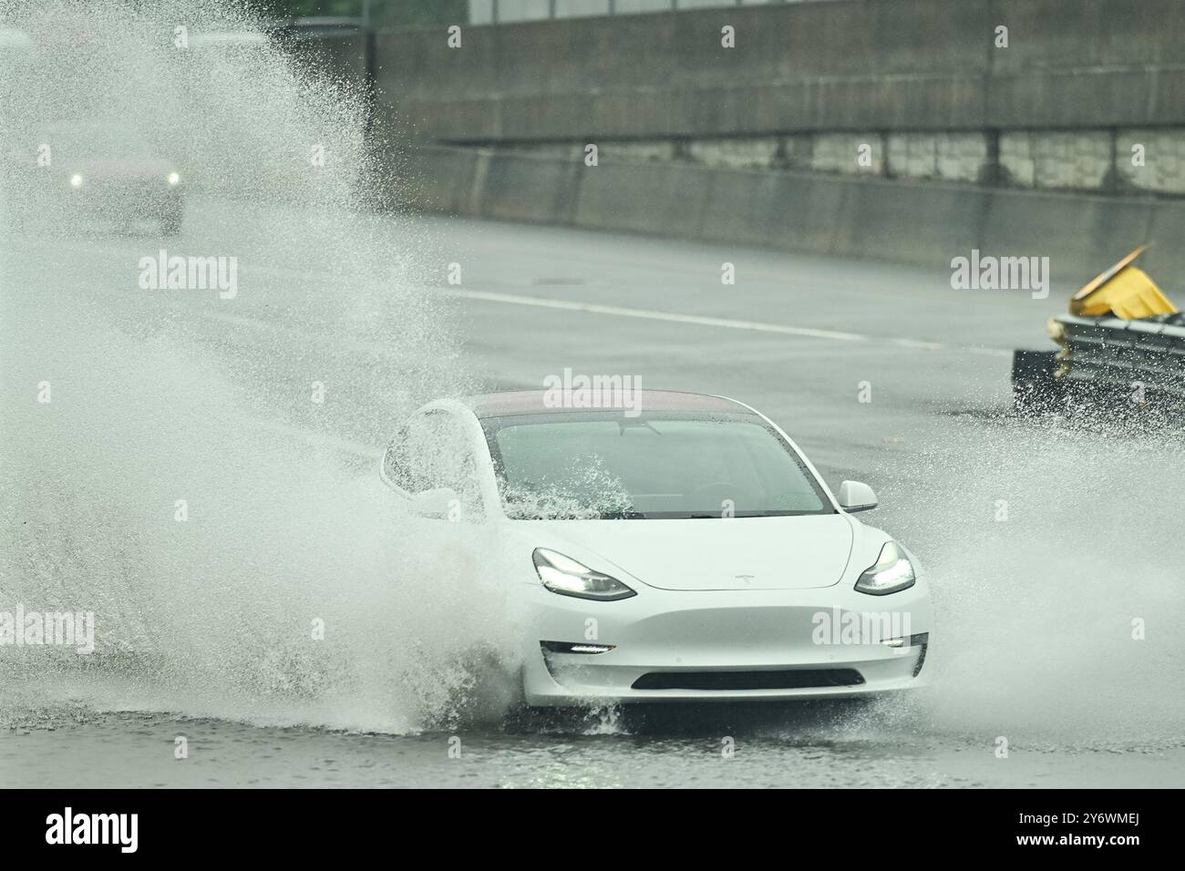 Atlanta, Georgia, USA. September 2024. Ein Auto fährt über eine überflutete Straße, während Atlanta vor Hurrikan Helene mit schlechtem Wetter konfrontiert ist. (Kreditbild: © Christopher Oquendo/ZUMA Press Wire) NUR REDAKTIONELLE VERWENDUNG! Nicht für kommerzielle ZWECKE! Stockfoto