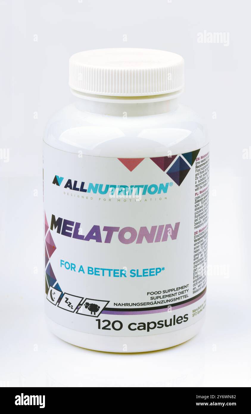 HUETTENBERG, HESSEN/DEUTSCHLAND 07-22-2024: ALLNUTRITION Melatonin Kapseln auf weißem Hintergrund. Melatonin für einen besseren Schlaf. Stockfoto