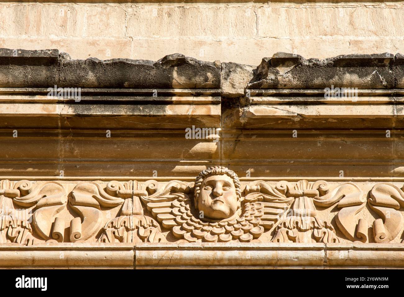 Ein Engel, der auf die Fassade des Santo Domingo Tempels in Oaxaca geschnitzt wurde. Stockfoto