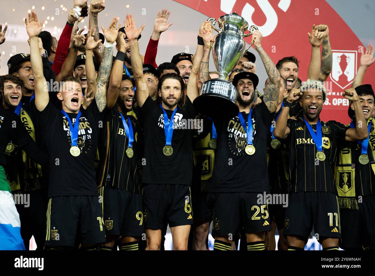 Los Angeles, USA. September 2024. LAFC feierte ihren Lamar Hunt U.S. Open Cup nach dem Sieg 3-1 gegen Sporting Kansas City am 25. September 2024 im BMO Stadium in Los Angeles, Kalifornien (Foto: Danilo Perez/SIPA USA) Credit: SIPA USA/Alamy Live News Stockfoto