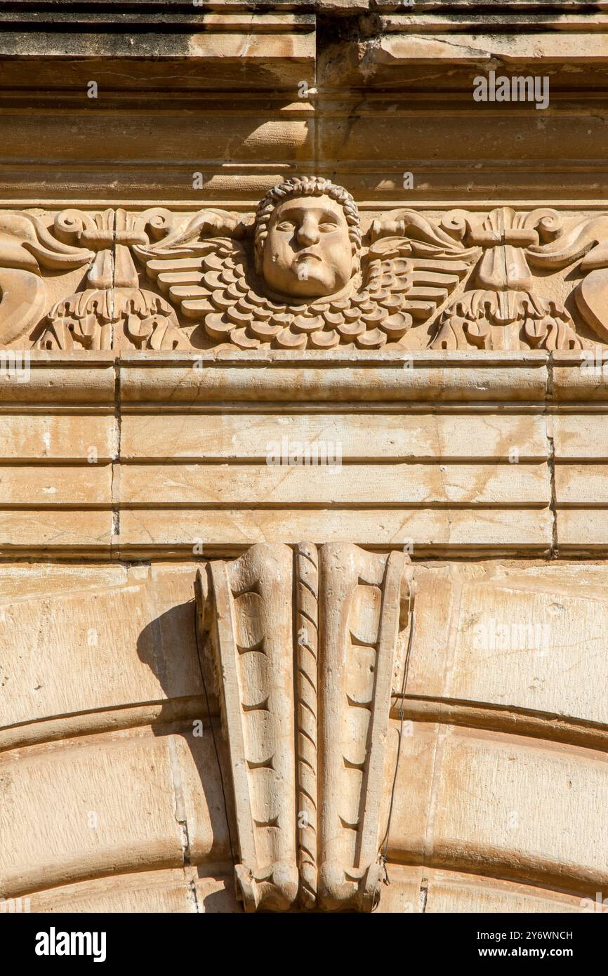 Ein Engel, der auf die Fassade des Santo Domingo Tempels in Oaxaca geschnitzt wurde. Stockfoto