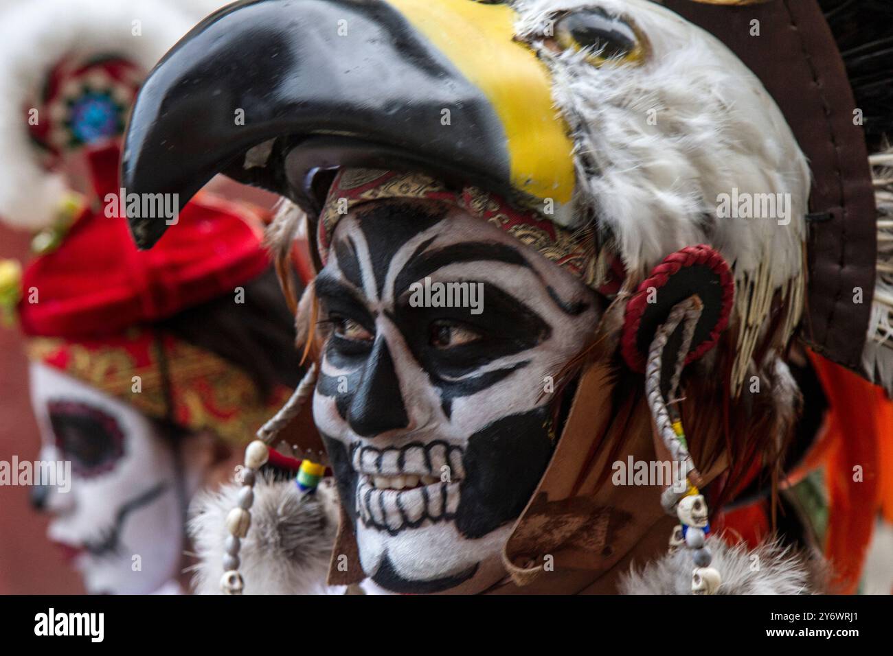 Cuetzalan, Puebla, México; noviembre 01 2021: Menschen in Kostümen, um den Tag der Toten zu feiern. Stockfoto