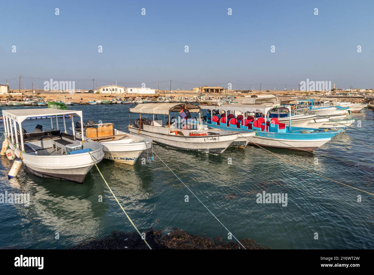 FARASAN, SAUDI-ARABIEN - 22. NOVEMBER 2021: Fischereihafen auf der Insel Farasan, Saudi-Arabien Stockfoto