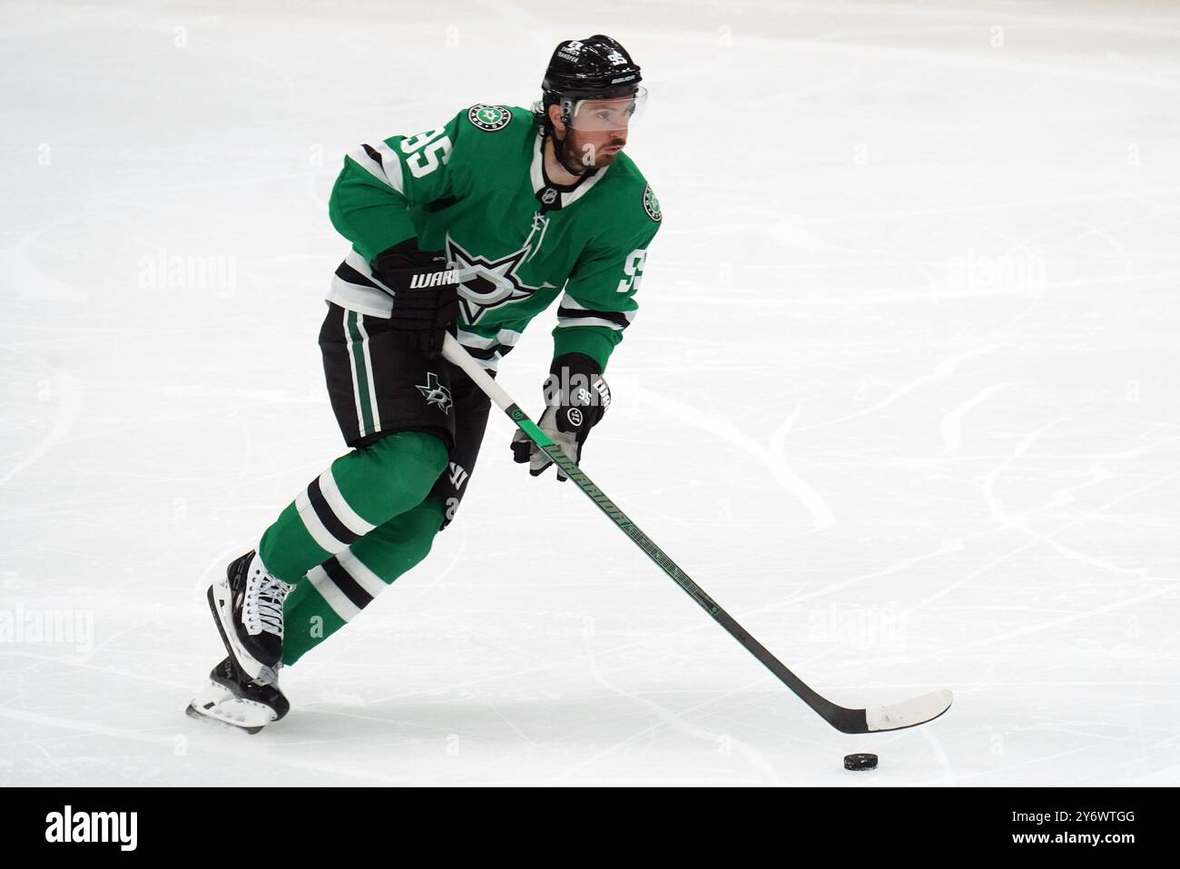 Dallas, Usa. September 2024. Matt Duchene #95 der Dallas Stars läuft auf Eis und kontrolliert den Puck während des NHL-Vorsaisonspiels zwischen den Dallas Stars und den Minnesota Wild im American Airlines Center. Die Dallas Stars besiegen Minnesota Wild mit 5:2. Am 25. September 2024 in Dallas, Texas, USA. (Foto: Javier Vicencio/Eyepix Group/SIPA USA) Credit: SIPA USA/Alamy Live News Stockfoto