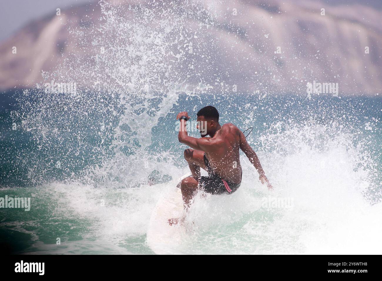 26. September 2024, Rio de Janeiro, Rio de Janeiro, Brasilien: Die örtliche Surflegende ANDERSON 'PIKACHU''CARVALHO, bekannt als der 'Prinz von Arpoador', faszinierte die Strandbesucher mit seinen atemberaubenden Flugmanövern auf den Wellen im Arpoador in Rio de Janeiro, berühmt für seine zuverlässige Surf- und ausgedehnte Strandpause. Carvalho wurde in Cantagalo, RJ, geboren und wuchs auf und begann im Alter von 4 Jahren mit dem Surfen, was eine Leidenschaft für den Rest seines Lebens weckte. (Credit Image: © Bob Karp/ZUMA Press Wire) NUR REDAKTIONELLE VERWENDUNG! Nicht für kommerzielle ZWECKE! Stockfoto