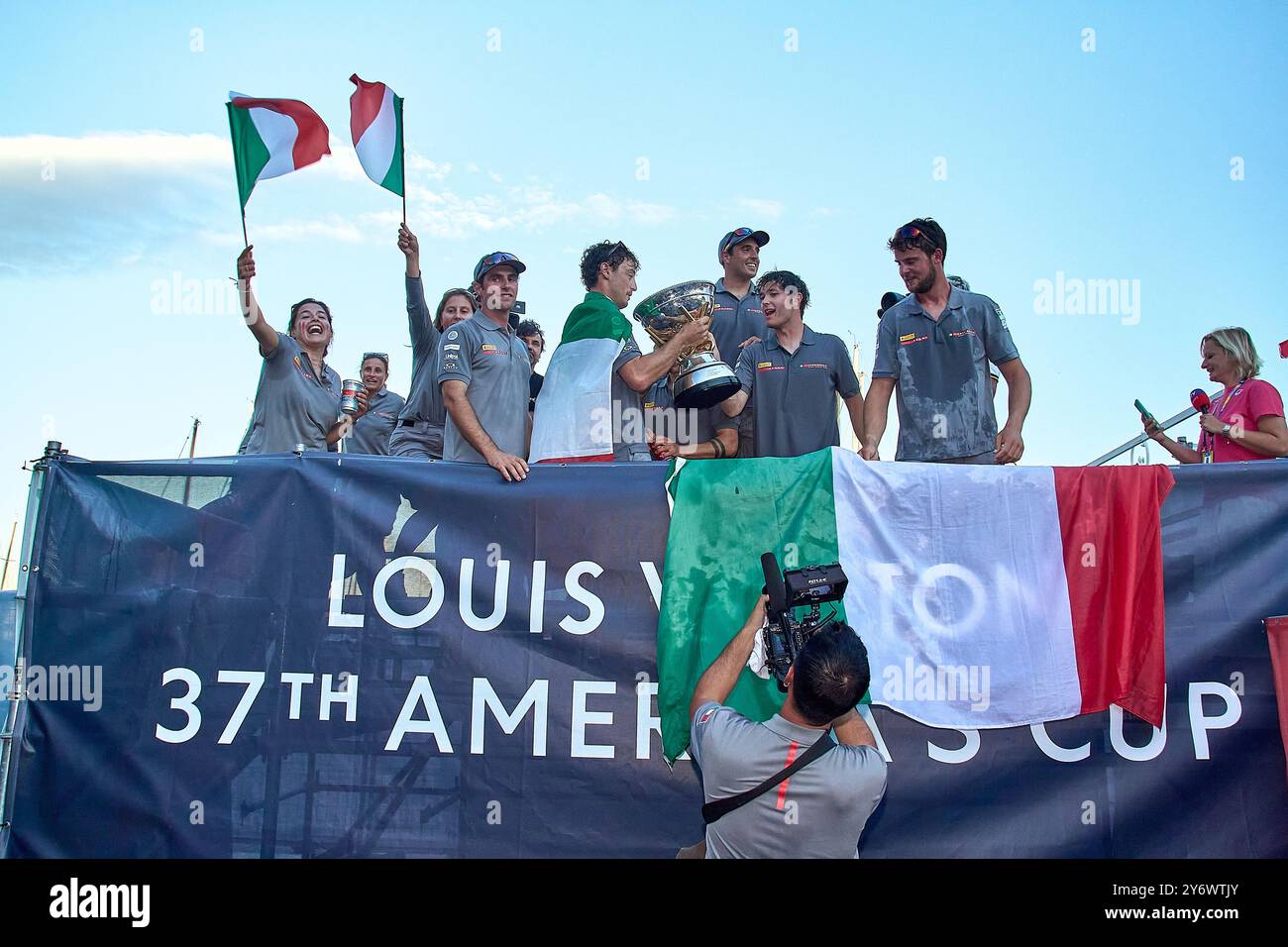 Preisverleihung, Youth America’s Cup: LUNA ROSSA PRADA PIRELLI wird von Marco Gradoni übersprungen nach der Bühne springen sie auf die kleine Bühne, auf der der italienische HIMMEL Sport FOTOGRAFIERT: © Alexander Panzeri/PPL Stockfoto