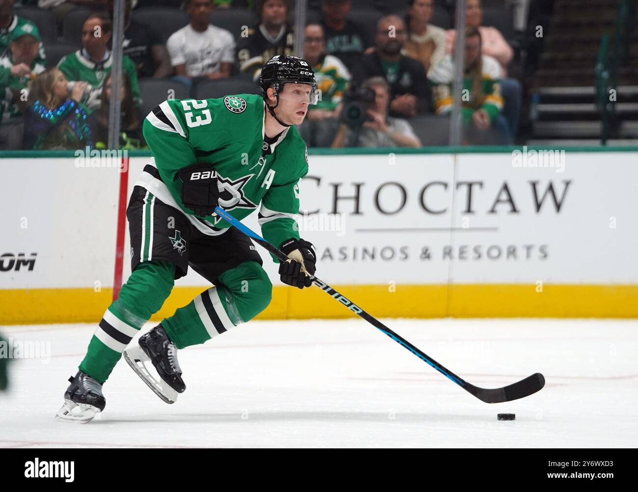 Dallas, Texas, USA. September 2024. ESA Lindell #23 der Dallas Stars fährt im American Airlines Center auf Eis und kontrolliert den Puck während des NHL-Vorsaisonspiels zwischen den Dallas Stars und den Minnesota Wild. Die Dallas Stars besiegen Minnesota Wild mit 5:2. Am 25. September 2024 in Dallas, Texas, USA. (Kreditbild: © Javier Vicencio/eyepix via ZUMA Press Wire) NUR REDAKTIONELLE VERWENDUNG! Nicht für kommerzielle ZWECKE! Stockfoto