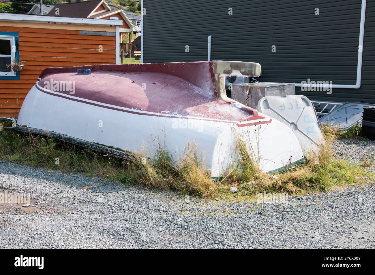Rot-weißes Boot, das in Petty Harbour–Maddox Cove, Neufundland & Labrador, Kanada gelagert wird Stockfoto