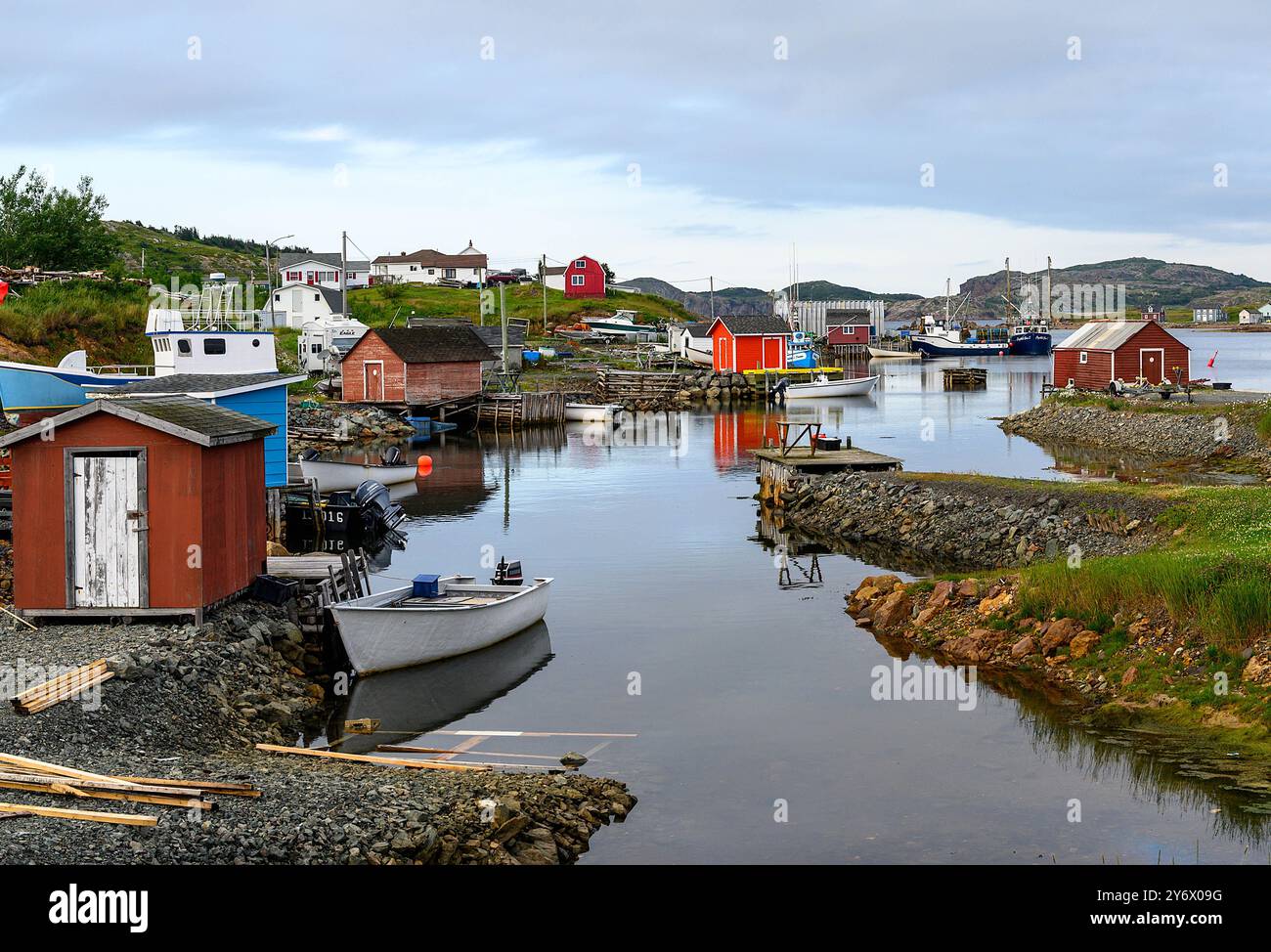 Boote, die an Werften in schmaler Bucht des Atlantischen Ozeans gebunden sind. Stockfoto