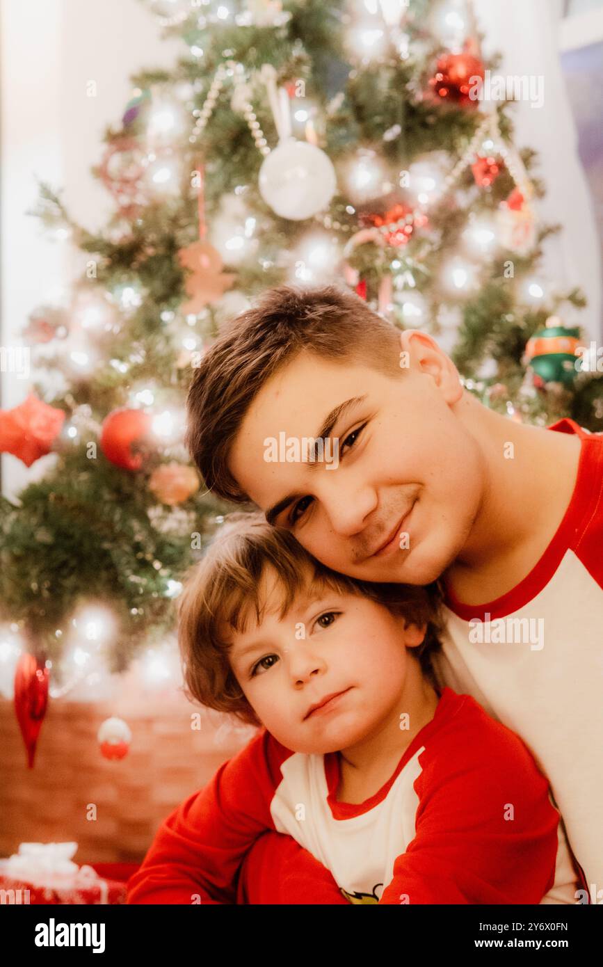 Junge Brüder an Weihnachten vor dem Weihnachtsbaum Stockfoto