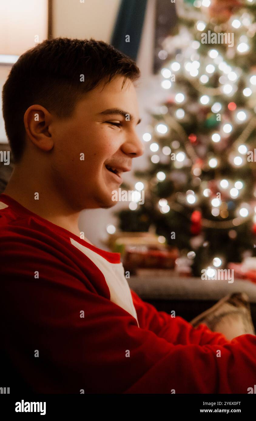 Weihnachtsgeschenke im Weihnachts-Pyjama Stockfoto