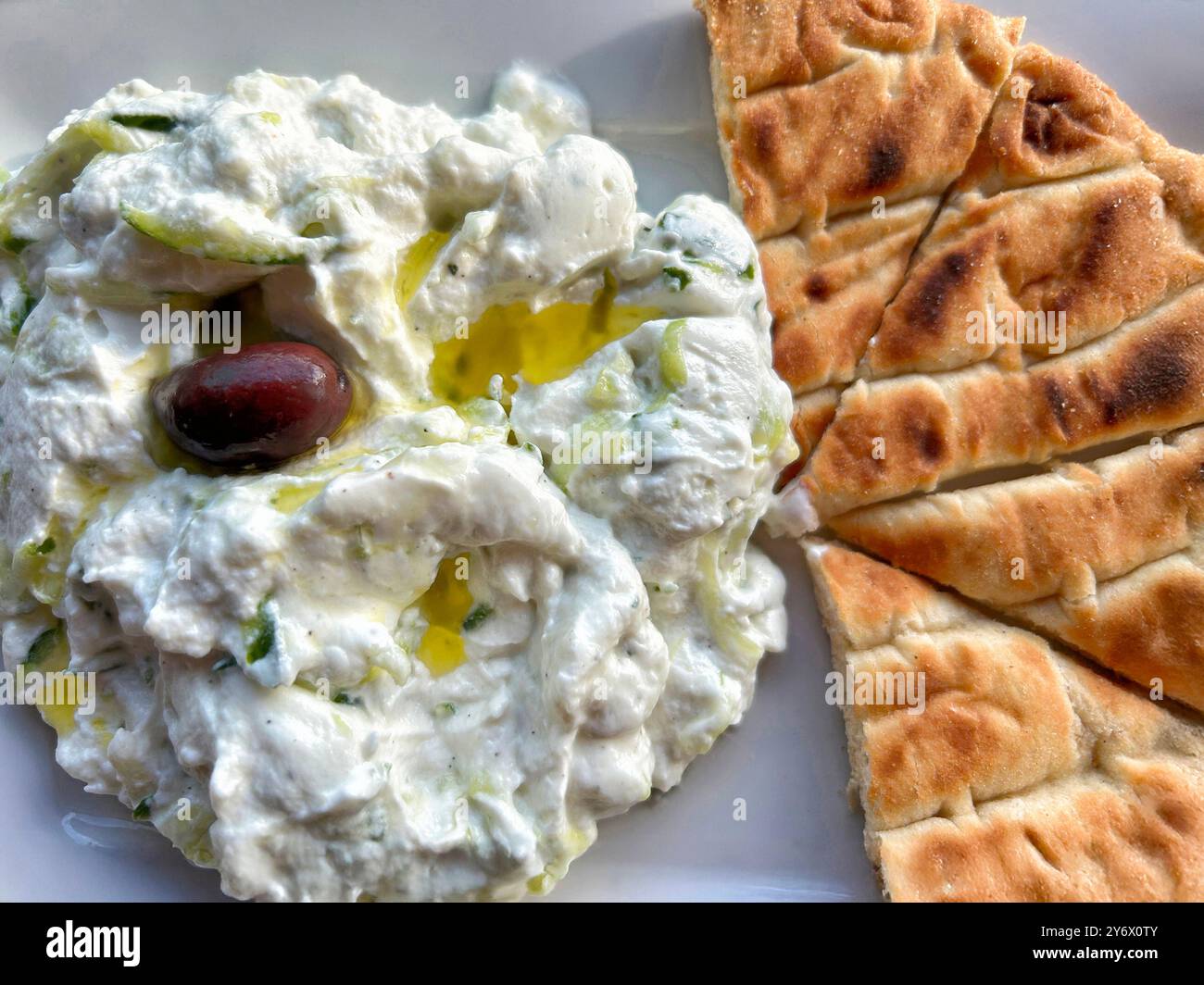 Tzatziki und Pitta-Brotscheiben Stockfoto