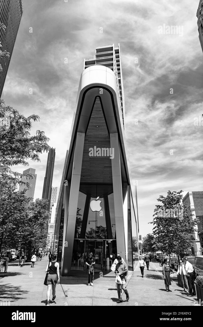 Brooklyn, USA - 12. Mai 2023: Apple Store at downton Brooklyn Building Architecture Low angle Stockfoto