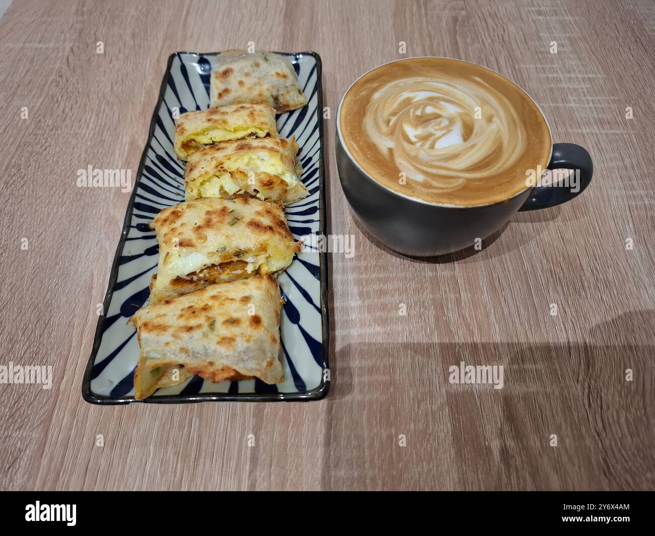 Taiwan Frühstück Eierpfannkuchen und Kaffee am Morgen Stockfoto