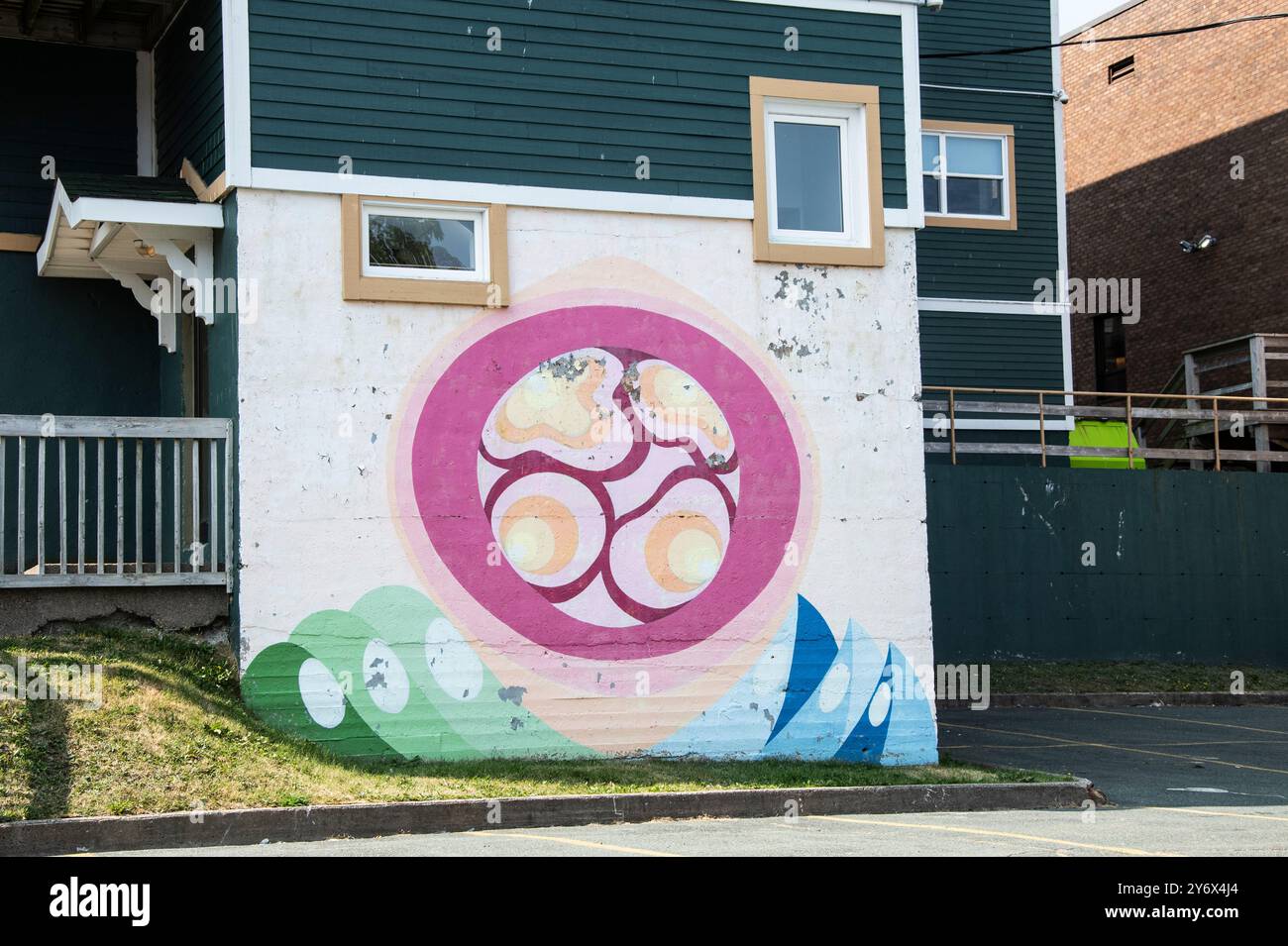 Abstraktes kreisförmiges Wandgemälde im Stadtzentrum von St. John's, Neufundland & Labrador, Kanada Stockfoto