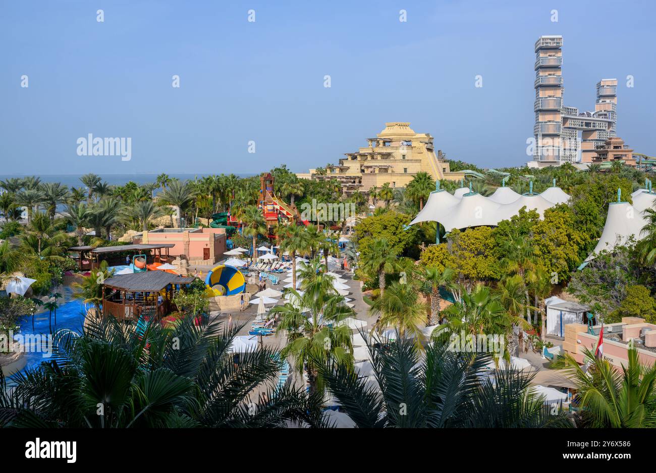 DUBAI, VEREINIGTE ARABISCHE EMIRATE - 27. JANUAR 2024. Der Wasserpark und der Strand zwischen Palmen am Ufer des Persischen Golfs Stockfoto