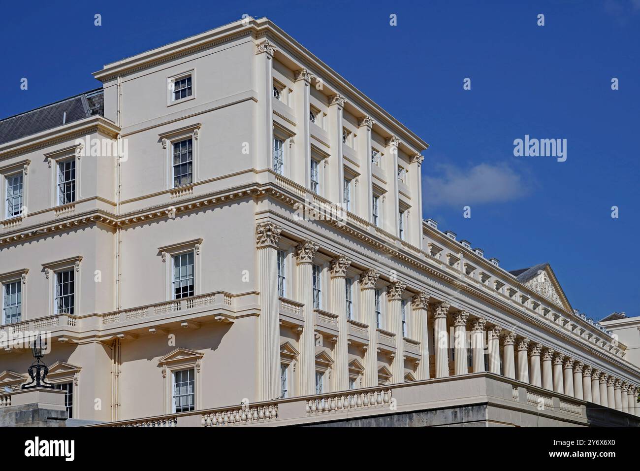 Carlton House Terrace in London, eine lange Reihe eleganter Stadthäuser im klassischen Stil aus dem frühen 19. Jahrhundert Stockfoto