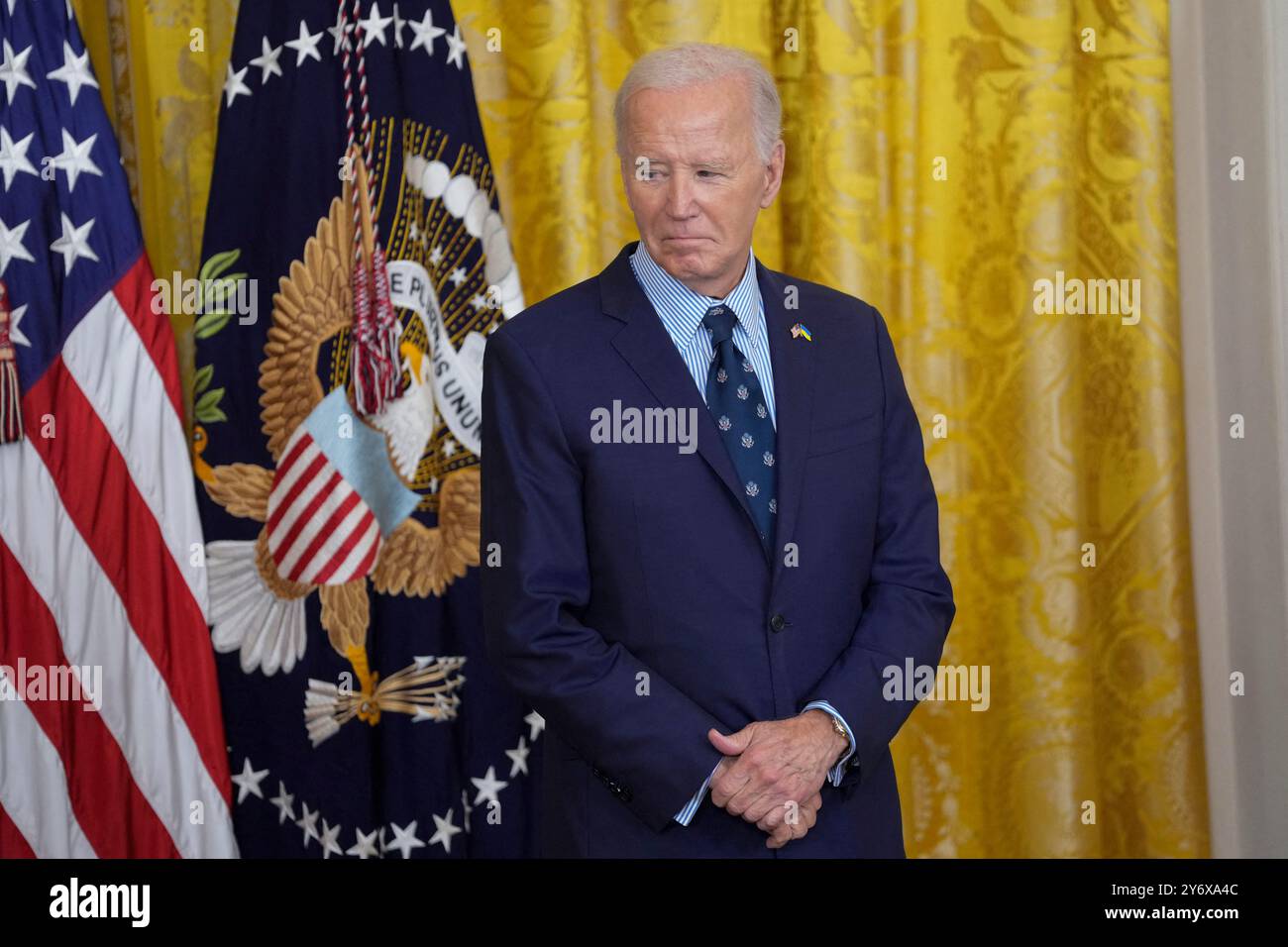 Washington, Usa. September 2024. US-Präsident Joe Biden hört während einer Veranstaltung zur Waffengewalt im East Room des Weißen Hauses in Washington, DC, USA, am 26. September 2024 zu. Foto: Chris Kleponis /CNP/ABACAPRESS. COM Credit: Abaca Press/Alamy Live News Stockfoto