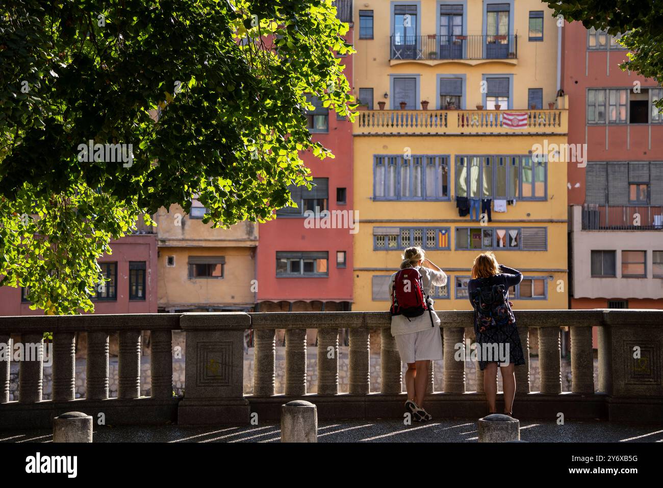 Häuser des Flusses Onyar (Cases de l'Onyar), Häuser, die zum architektonischen Erbe von Katalonien erklärt wurden, Girona, Katalonien, Spanien. Stockfoto