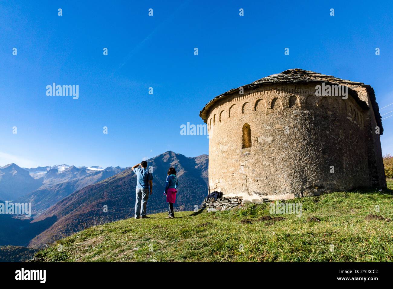 Kapelle von Sant Miqueu (Kapelle von San Miguel), datiert auf das 10. Jahrhundert, frühromanische, Vilamos, Aran-Tal, Katalonien, Pyrenäen, Spanien. Stockfoto