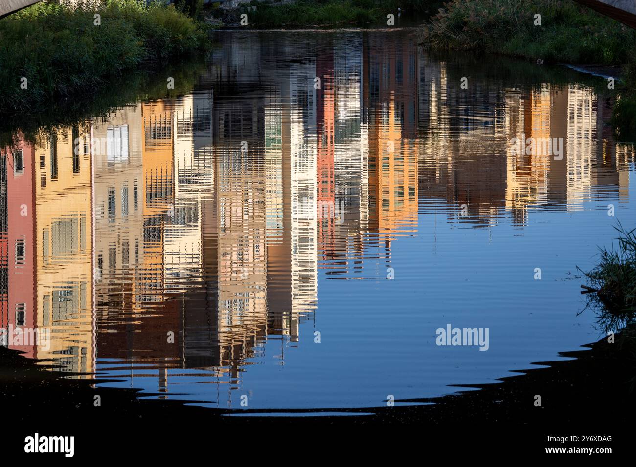 Häuser des Onyar spiegeln sich im Fluss (Cases de l’Onyar), Häuser zum architektonischen Erbe von Katalonien, Girona, Katalonien, Spanien. Stockfoto